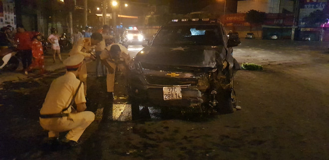 Tài xế say xỉn lái ôtô 'bay' giữa vòng xoay trung tâm Đồng Xoài ảnh 1