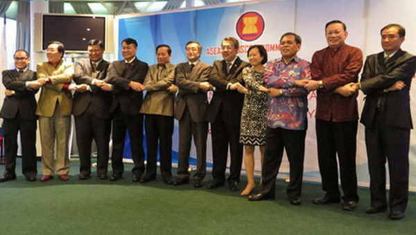 Đại sứ 10 nước ASEAN cùng vị khách mời (thuộc Bộ Ngoại giao Nga) bày tỏ tình đoàn kết. (Ảnh: Quế Anh/Vietnam+) Ngày ASEAN tại Nga: Củng cố khối đại đoàn kết ASEAN ảnh 1