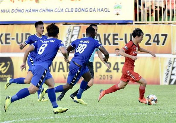 Pha đi bóng của Văn Toàn (áo đỏ) bên phía Hoàng Anh Gia Lai. (Ảnh: Dư Toán/TTXVN) V-League 2019: Hoàng Anh Gia Lai bị Becamex Bình Dương cầm hòa ảnh 2