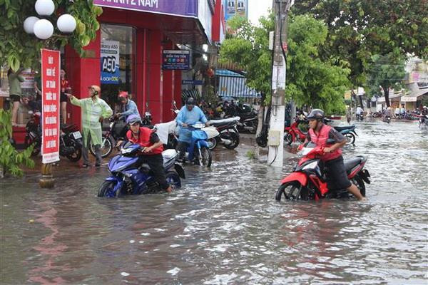 Mưa lớn khiến nhiều tuyến đường ở thành phố Bạc Liêu chìm trong nước ảnh 2