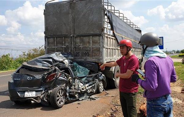 Gia Lai: Xe container gây tai nạn liên hoàn làm 2 người bị thương ảnh 1