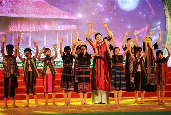Trình diễn bộ sưu tập thổ cẩm Dèng của các dân tộc huyện A Lưới (Thừa Thiên-Huế) của nhà thiết kế Minh Hạnh trong đêm khai mạc ngày hội. (Ảnh: Hồ Cầu/TTXVN) Tôn vinh bản sắc văn hóa các dân tộc vùng biên giới Việt-Lào ảnh 1