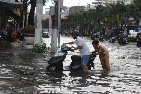Mưa lớn khiến nhiều tuyến đường ở thành phố Bạc Liêu chìm trong nước ảnh 1