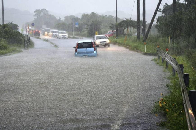 Nhật Bản giải cứu khoảng 200 người bị mắc kẹt trên núi do mưa lớn ảnh 1