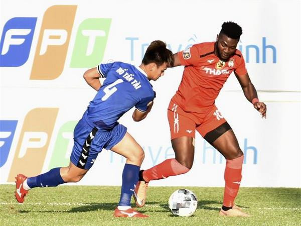 Một pha tranh chấp bóng của cầu thủ hai đội. (Ảnh: Dư Toán/TTXVN) V-League 2019: Hoàng Anh Gia Lai bị Becamex Bình Dương cầm hòa ảnh 1