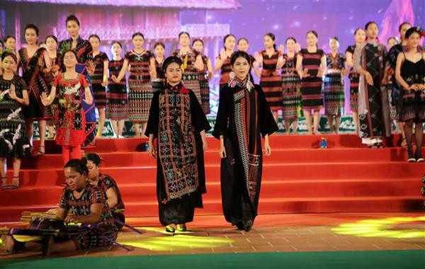 Trình diễn bộ sưu tập thổ cẩm Dèng của các dân tộc huyện A Lưới (Thừa Thiên-Huế) của nhà thiết kế Minh Hạnh trong đêm khai mạc ngày hội. (Ảnh: Hồ Cầu/TTXVN) Tôn vinh bản sắc văn hóa các dân tộc vùng biên giới Việt-Lào ảnh 4