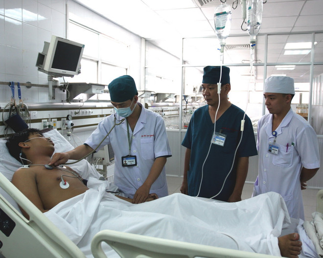 Các bác sỹ Khoa Hồi sức cấp cứu của Bệnh viện 175 tích cực điều trị cho ngư dân Lê Quang Minh. (Ảnh: Tràng Dương/TTXVN) Dùng trực thăng đưa ngư dân từ Trường Sa về đất liền cấp cứu ảnh 1