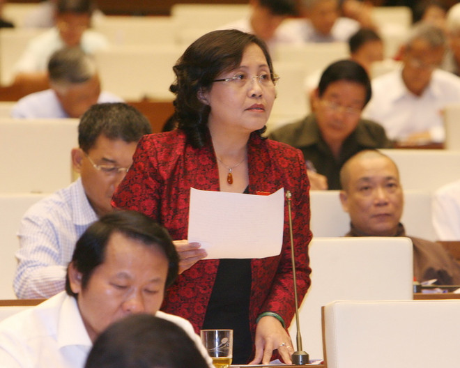 Đại biểu Quốc hội thành phố Hà Nội Nguyễn Thị Hồng Hà phát biểu ý kiến. (Ảnh: Thống Nhất/TTXVN) "Tiêu chuẩn Đại biểu Quốc hội gần giống tiêu chuẩn công chức" ảnh 1