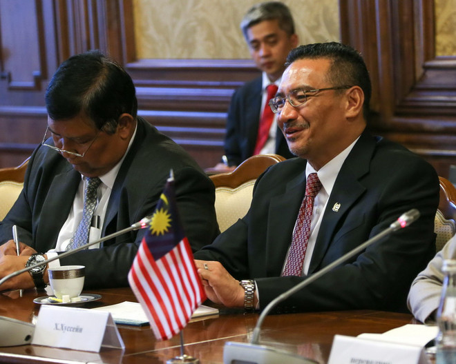 Bộ trưởng Quốc phòng Hishammuddin (giữa) trong cuộc gặp với Người đồng cấp Nga Sergei Shoigu tại Moskva. (Ảnh: AFP/TTXVN) Malaysia lạc quan về những nỗ lực xác định vị trí của MH370 ảnh 1