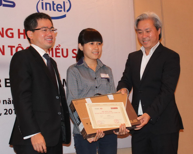 Trao học bổng cho 15 nữ sinh viên người dân tộc thiểu số ảnh 1