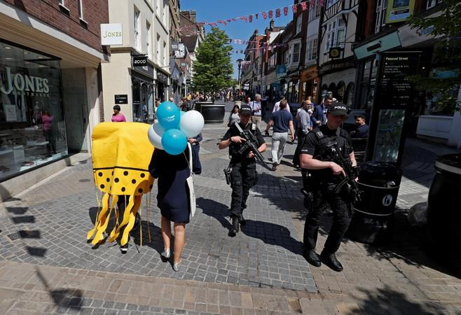 Anh tăng cường tuần tra xung quanh các đền thờ Hồi giáo ảnh 1