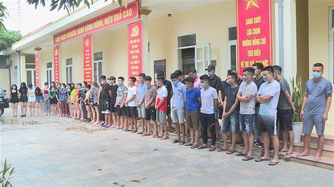 Các đối tượng bay lắc tại quán karaoke Tân Lan. (Ảnh: Trịnh Duy Hưng/TTXVN) Thanh Hóa: Bắt quả tang 22 đối tượng sử dụng ma túy tại quán karaoke ảnh 1