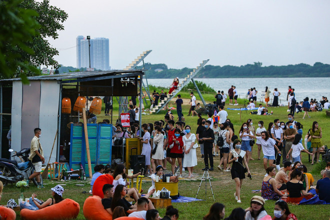 Hà Nội: Phạt chủ quán ở bãi đá sông Hồng vi phạm quy định phòng dịch ảnh 1