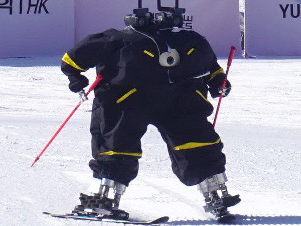 Độc đáo cuộc thi robot trượt tuyết đầu tiên trên thế giới ảnh 1