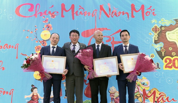 Ấm áp không khí Tết cổ truyền tại Bỉ, Nam Phi, Nhật Bản và Nga ảnh 4