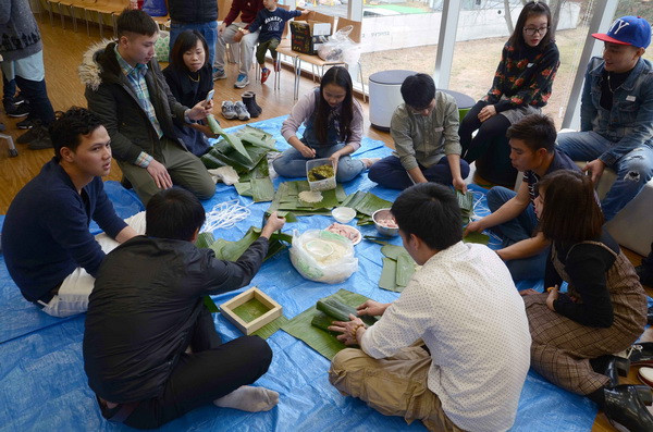 Ấm áp không khí Tết cổ truyền tại Bỉ, Nam Phi, Nhật Bản và Nga ảnh 3