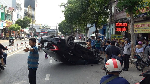 TP.HCM: Ôtô mất lái lật giữa đường khiến nhiều người tháo chạy ảnh 1