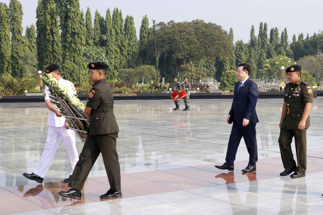 Chủ tịch Quốc hội tưởng niệm các Anh hùng Dân tộc Indonesia ảnh 4