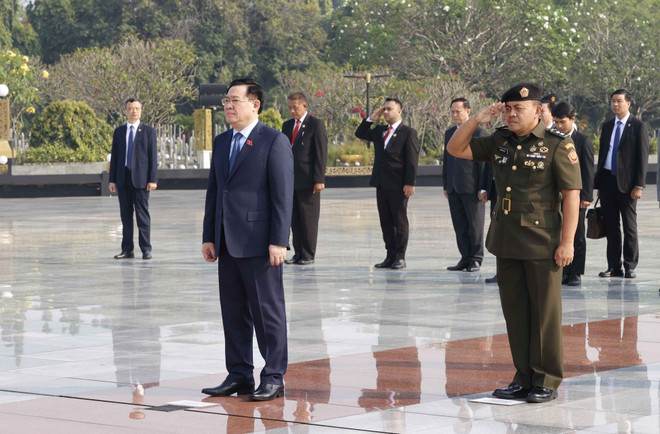 Chủ tịch Quốc hội tưởng niệm các Anh hùng Dân tộc Indonesia ảnh 3