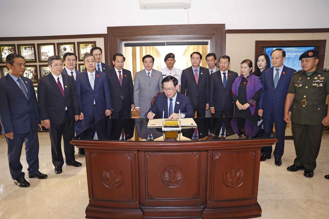 Chủ tịch Quốc hội tưởng niệm các Anh hùng Dân tộc Indonesia ảnh 9