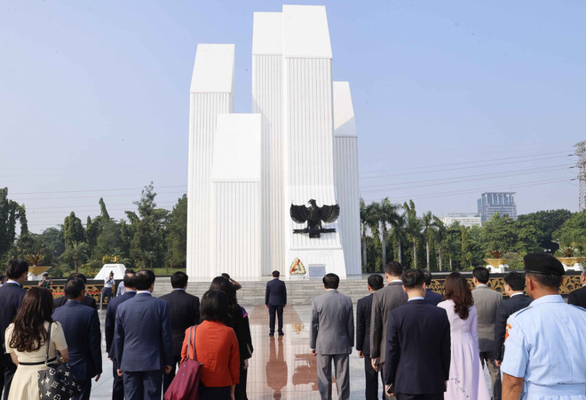 Chủ tịch Quốc hội tưởng niệm các Anh hùng Dân tộc Indonesia ảnh 8