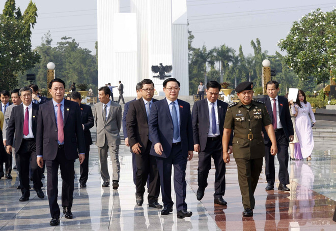 Chủ tịch Quốc hội tưởng niệm các Anh hùng Dân tộc Indonesia ảnh 2