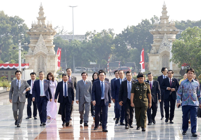 Chủ tịch Quốc hội tưởng niệm các Anh hùng Dân tộc Indonesia ảnh 1