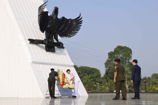 Chủ tịch Quốc hội tưởng niệm các Anh hùng Dân tộc Indonesia ảnh 7