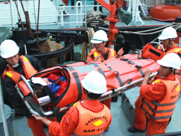 Kịp thời đưa ngư dân trên tàu cá bị đau ruột thừa vào bờ điều trị ảnh 1