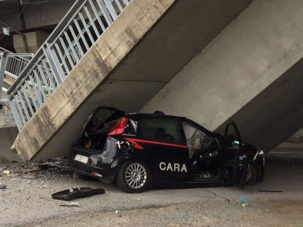 Sập cầu vượt tại Italy, đè nát xe ôtô của lực lượng Hiến binh ảnh 2