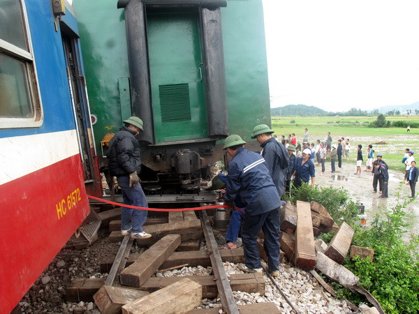 Tàu chở hàng trật bánh, đường sắt Bắc-Nam ùn ứ trong nhiều giờ ảnh 1