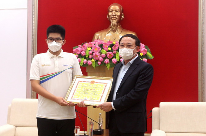 Quảng Ninh tặng bằng khen, phần thưởng cho nhà vô địch Olympia 2021 ảnh 1