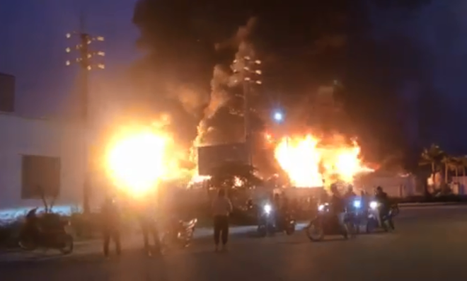 Cháy lớn ở Bắc Giang, hàng nghìn m2 nhà xưởng chìm trong biển lửa ảnh 1