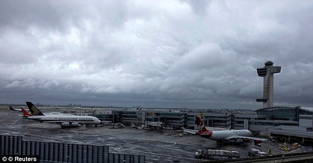 Nhiều tiếng súng nổ vang lên trong sân bay JFK ở New York ảnh 1