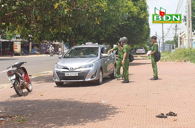 Hiện trường vụ án mạng. (Nguồn: baodaknong.org.vn) Tài xế taxi đâm đồng nghiệp tử vong do tranh giành khách ảnh 1