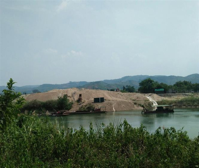 Ghe tàu bơm cát lên bến của doanh nghiệp tư nhân Quỳnh Mai tại thôn Phú Hưng, xã Quảng Phú, huyện Krông Nô, tỉnh Đắk Nông (ảnh chụp tháng 10/2019). (Ảnh: TTXVN) Những bất thường trong khai thác, kinh doanh cát tại Đắk Nông ảnh 2
