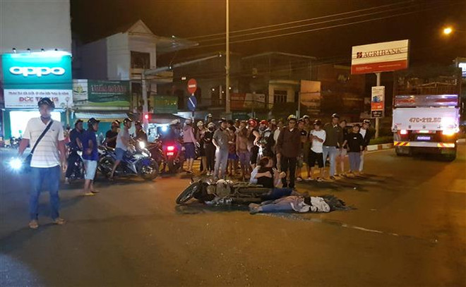 Hiện trường vụ tai nạn. (Ảnh: Đậu Tất Thành/TTXVN) Xe tải tông xe máy, khiến con gái tử vong tại chỗ, mẹ bị thương ảnh 1