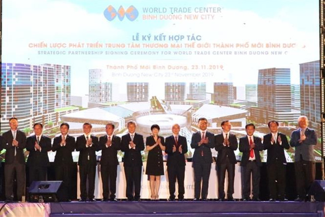 Các đại biểu dự lễ công bố và ký kết. (Ảnh: Nguyễn Văn Việt/TTXVN) Phát triển Trung tâm thương mại Thế giới thành phố mới Bình Dương ảnh 2