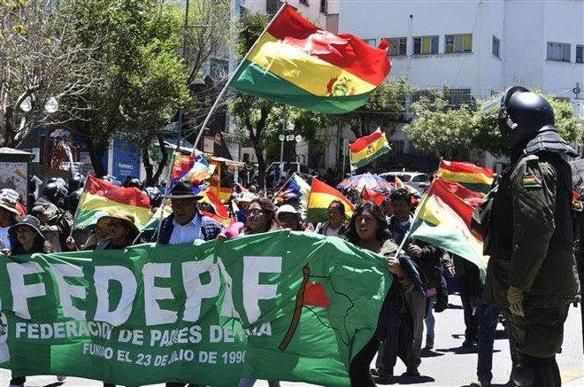 Người dân tham gia cuộc tuần hành ủng hộ Tổng thống Bolivia Evo Morales tại La Paz. (Ảnh: AFP/TTXVN) Nga: Mỹ có liên quan tới cuộc khủng hoảng đang diễn ra tại Bolivia ảnh 1