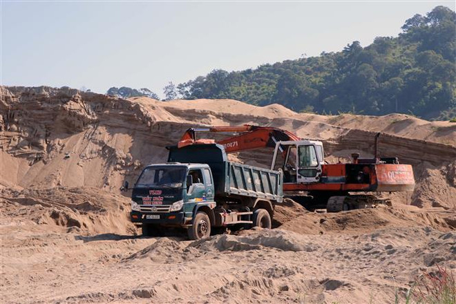 Mua bán cát trong bến của doanh nghiệp tư nhân Quỳnh Mai (ảnh chụp ngày 19/11). (Ảnh: TTXVN) Những bất thường trong khai thác, kinh doanh cát tại Đắk Nông ảnh 1