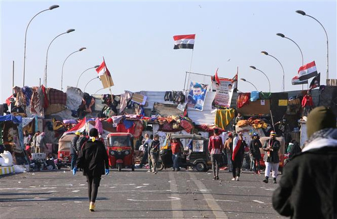 Người biểu tình tập trung tại Baghdad, Iraq. (Ảnh: AFP/TTXVN) Iraq mở lại hoàn toàn trạm kiểm soát biên giới với Iran ảnh 1