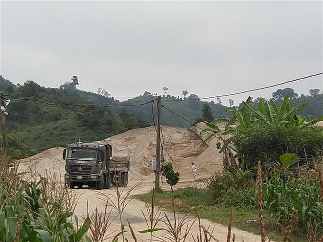 Xe ben loại 4 trục, tải trọng khoảng 15-20m3 chở cát ra khỏi bến của doanh nghiệp tư nhân Quỳnh Mai tại xã Quảng Phú, huyện Krông Nô, Đắk Nông. (Ảnh: TTXVN) Những bất thường trong khai thác, kinh doanh cát tại Đắk Nông ảnh 4