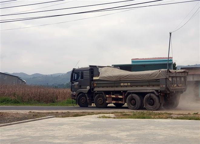 Xe ben loại 4 trục, tải trọng khoảng 15-20m3 chở cát ra khỏi bến của doanh nghiệp tư nhân Quỳnh Mai tại xã Quảng Phú, huyện Krông Nô, Đắk Nông. (Ảnh: TTXVN) Những bất thường trong khai thác, kinh doanh cát tại Đắk Nông ảnh 3