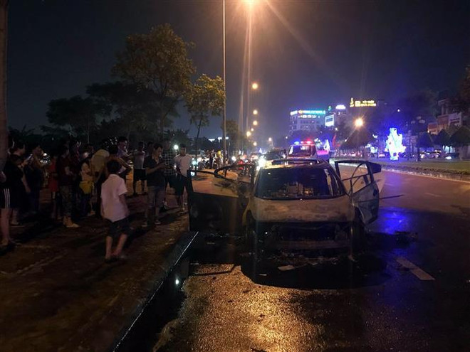 Hải Dương: Xe ôtô 4 chỗ đột nhiên bốc cháy khi đang chạy ảnh 2