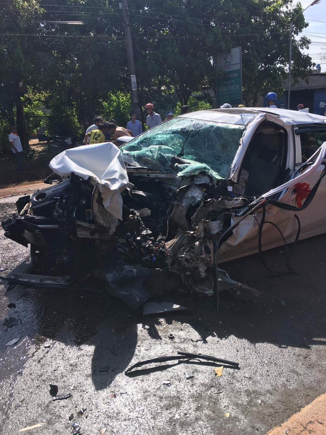 Bình Phước: Xe rước dâu đâm trực diện xe tải, 2 người thương nặng ảnh 2