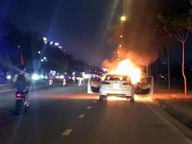 Hải Dương: Xe ôtô 4 chỗ đột nhiên bốc cháy khi đang chạy ảnh 1