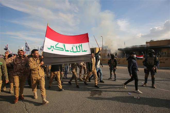 Người biểu tình rút khỏi Đại sứ quán Mỹ ở thủ đô Baghdad ảnh 1