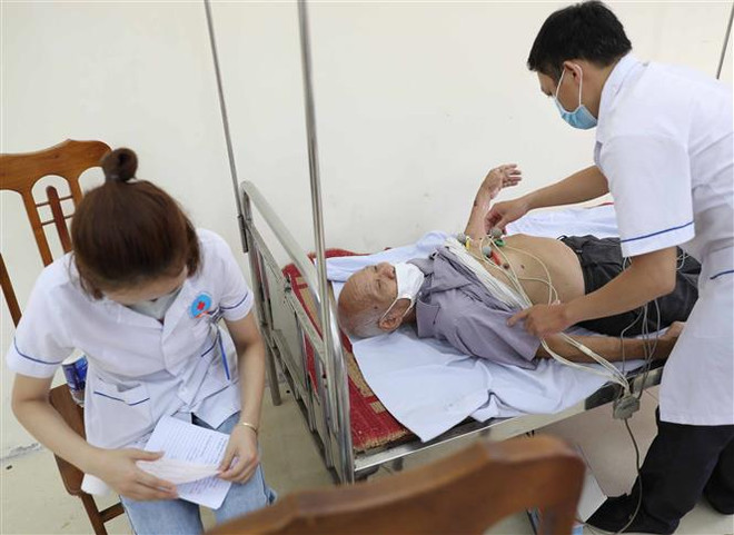 Bác sỹ Bệnh viện Hữu nghị Việt Xô khám bệnh miễn phí cho người có công. (Ảnh: Thanh Tùng/TTXVN) Trợ giúp nạn nhân chất độc da cam tiếp cận quyền lợi của bản thân ảnh 1