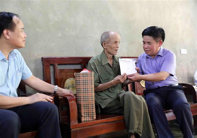 Đại diện Ban tổ chức chương trình "Tri ân tháng 7" tới thăm hỏi, tặng quà thương binh Phan Văn Tiến, thôn Bòng, xã Tân Trào, huyện Sơn Dương (Tuyên Quang). (Ảnh: Thanh Tùng/TTXVN) Trợ giúp nạn nhân chất độc da cam tiếp cận quyền lợi của bản thân ảnh 2