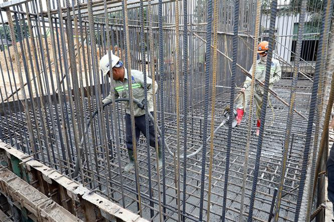 Đổ bêtông cầu vượt Quốc lộ 48A thuộc tuyến cao tốc Bắc-Nam. (Ảnh: Huy Hùng/TTXVN) Nhiều dự án công đang thực hiện phần thô, giá trị giải ngân vốn thấp ảnh 1